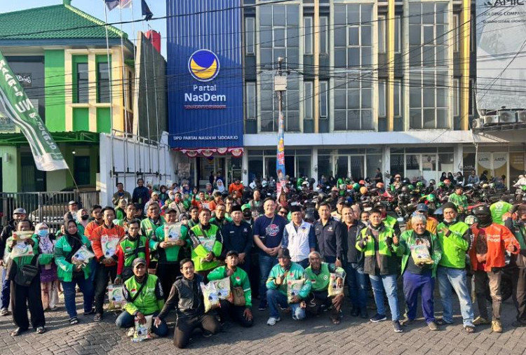 NasDem Sidoarjo Bagikan Beras dan Beasiswa untuk Driver Ojol