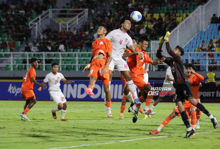 Serangan Timnas Indonesia  ke gawang Tim India semakin masif.  Gala Pagamo dengan posisi penyerang  sempat mencoba melakukan  tembakan dari luar kotak penalti, tetapi kiper India, Karan Makkar, masih mampu menahan bola. India pun membalas ,Gelandang a Danny Meitei meluncurkan tendangan jauh yang berpotensi membahayakan, tetapi  Kiper Timnas Indonesia I Wayan Arta Wiguna tampil sigap dan menghalau bola.Memasuki menit 25, Dony Tri mencoba keberuntungannya dengan tembakan mendatar ke tiang jauh. Namun, Makkar kembali beraksi dan menepis bola, yang berujung pada sepak pojok. Jens Raven juga mendapatkan peluang emas satu lawan satu, tetapi sekali lagi, Makkar menunjukkan kemampuannya dengan menyelamatkan gawangnya dari kebobolan.

Foto : Boy Slamet-Harian Disway 

