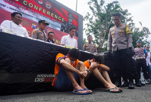 Kapolrestabes Surabaya, Kombespol, Achmad Yusep Gunawan (kanan) melakukan dialog kepada dua tersangka saat ungkap kasus di Halaman Polrestabes Surabaya, Jawa Timur, Senin (13/3/2023). Polrestabes Surabaya berhasil mengamankan dua tersangka beserta barang bukti Narkoba jenis sabu seberat 24,1 kg yang berasal dari Pekanbaru, Riau. Kedua tersangka yang kini ditahan dijerat Pasal 114 Ayat (2) Jo. Pasal 132 Ayat (1) Subs Pasal 112 Ayat (2) Jo. Pasal 132 Ayat (1) UU RI No. 35 Tahun 2009 tentang narkotika Pidana penjara paling singkat 6 tahun dan maksimal seumur hidup atau hukuman mati. (foto; Julian Romadhon)