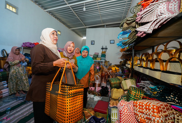 Khofifah Sambangi Sentra Tas Anyam Ponorogo, Dukung Produk Lokal Rambah Pasar Dunia