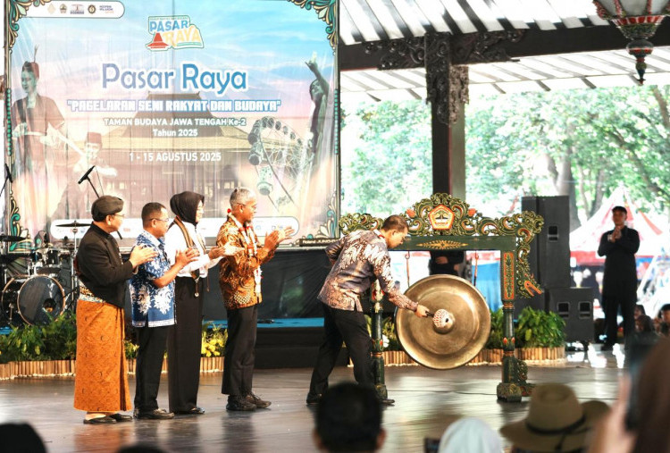 Pasar Raya merupakan singkatan dari Pagelaran Seni Rakyat dan Budaya, yang tahun ini kembali digelar oleh Pemerintah Provinsi Jawa Tengah selama 15 hari, mulai 1 hingga 15 Agustus 2025. Acara ini diikuti oleh kelompok seni dari seluruh kabupaten/kota di Jawa Tengah serta menampilkan pameran seni rupa, museum, bazar UMKM, permainan tradisional, dan hiburan rakyat. Tema tahun ini, “Cangcut Gumregut Hangrumat lan Hanggelar Budaya Jawa Tengah”, dianggap relevan dalam menggambarkan semangat masyarakat dalam melestarikan dan mengembangkan budaya.