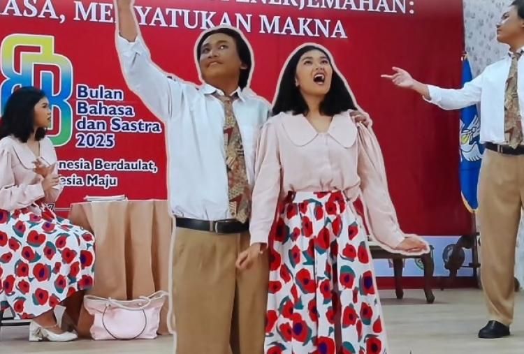 Teater Gapus Gaungkan Semangat Sumpah Pemuda 2025 Lewat Pementasan Naskah Pelajaran di Balai Bahasa Jawa Timur