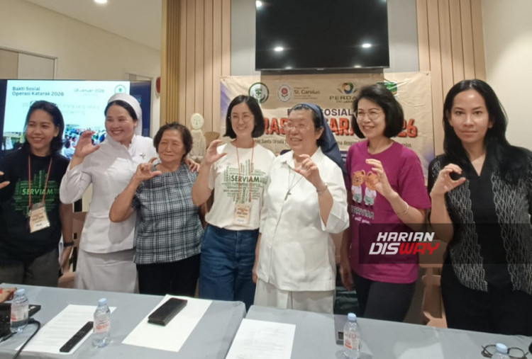 Kiri - kanan: Diah Ira (Kabid Komunikasi ISP), Sr. Jacqueline, CB (Direktur Keperawatan RS St. Carolus), Ie Moy Sin (pasien baksos Operasi Katarak), Monik Setijoso (Kabid Kesejahteraan Sosial ISP), Sr. Moekti Gondosasmito (Ketua II Yay. Satya Bhakti), Inge Setiawati (Ketua ISP), dr. Astrianda Suryono, Sp. M (K) (Sekre. Perdami Jakarta).