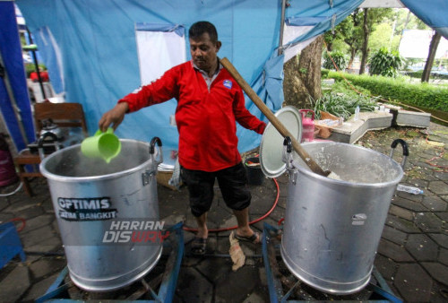 Seorang warga nampak sibuk memasak nasi di tenda dapur umum ramadhan Masjid Nasional Al Akbar Surabaya, Jawa Timur. Jumat (24/3/2023). Sebanyak 1.500 nasi kotak disiapkan untuk para jamaah Masjid Nasional Al-Akbar Surabaya. Pembuatan takjil ini melibatkan sebanyak 25 warga, dan dibagikan di setiap pintu Masjid Nasional Al-Akbar Surabaya selama bulan Ramadhan. (Foto: Moch Sahirol Layeli) 