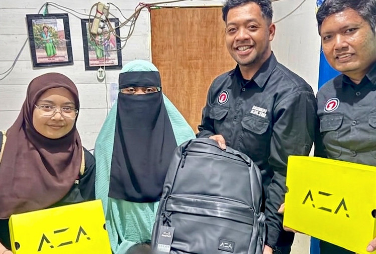 AZA x Disway Grup Kirim Brand Sepatu DBL dan Tas untuk Keluarga Almarhum Mandala