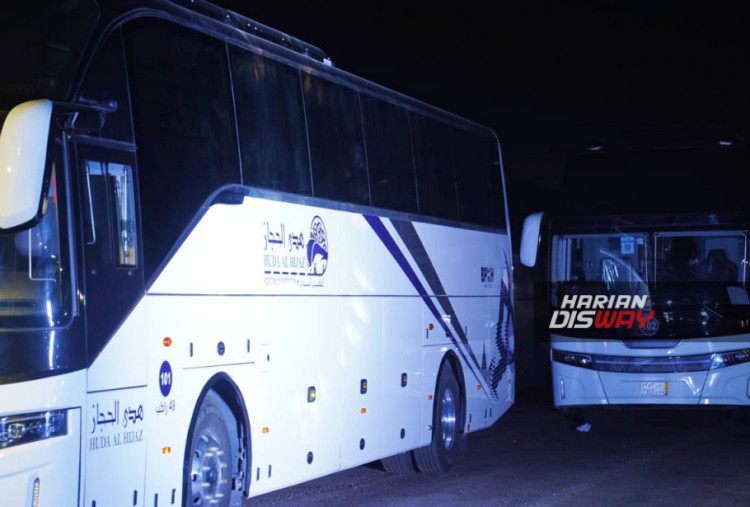 BPKH Limited, sebagai bagian dari upaya peningkatan layanan bagi jemaah haji dan umrah, secara resmi meluncurkan 60 unit bus baru, di mana 35 di antaranya merupakan investasi melalui skema Kerja Sama Operasional (KSO) dengan perusahaan transportasi Huda Al-Hijaz dan Kayan Almashaer. Bus-bus ini akan beroperasi untuk mendukung mobilitas jemaah haji dan umrah di Arab Saudi. Foto: BPKH