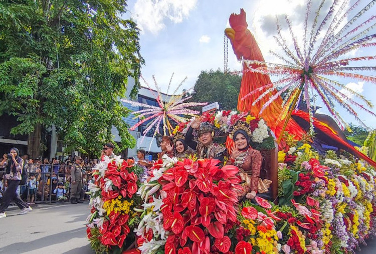 Parade Surabaya Vaganza 2025 Tetap Meriah dengan Tema The Magical Folktales