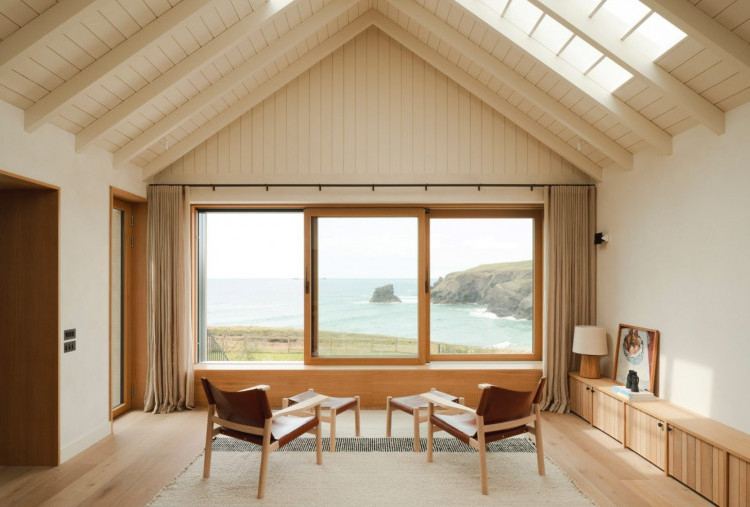 The Cornwall Retreat, Hunian Bernuansa Lumbung yang Menyatu dengan Lanskap Pesisir Inggris