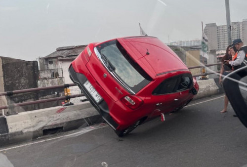 Viral Mobil Merah Nangkring di Fly Over Ciputat, Begini Kronologinya