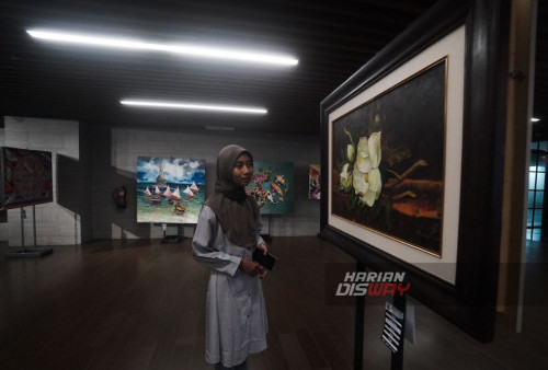 Pengunjung menyaksikan Surabaya Painting Exhibition di Basement Alun-alun Surabaya, Komplek Balai Pemuda Surabaya, Jawa Timur, Rabu, 3 Januari 2024. Sebanyak 150 lukisan karya 80 pelukis yang tergabung dalam Ikatan Pelukis Indonesia (IPI) ini bertema Beginning And End Of The Year 2024 yang digelar tanggal 2 hingga tanggal 14 Januari 2024. (Julian Romadhon/Harian Disway)

