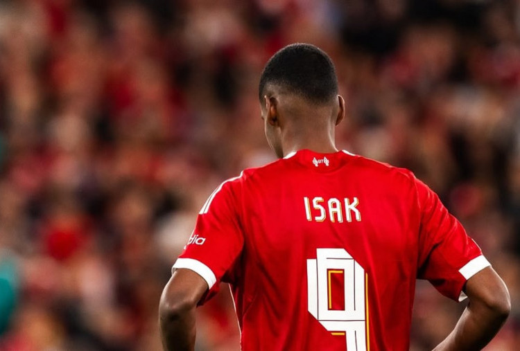 Alexander Isak Cetak Gol Lalu Cedera Parah, Gary Neville: Ini Pemandangan Menyedihkan