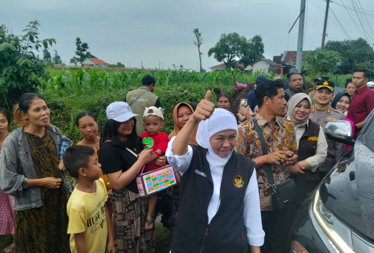 Khofifah Tinjau Lokasi Banjir Bandang Situbondo, Bagikan Bantuan dan Minta Dapur Umum