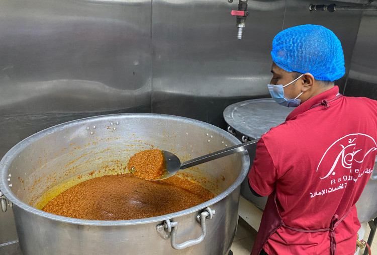 Menengok Dapur Raghaeb: Sajikan 1.500 Porsi Masakan Nusantara Setiap Hari untuk Jamaah Indonesia