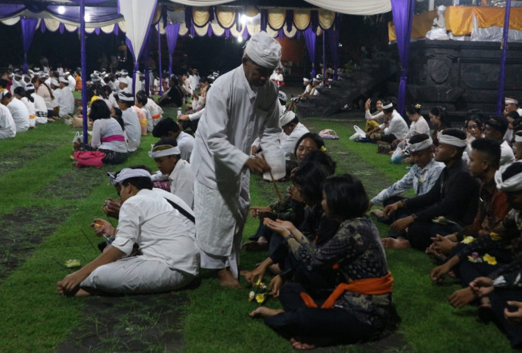 Umat Hindu Rayakan Galungan di Pura Agung Jagat Karana Surabaya, Peringati Kemenangan Dharma atas Adharma