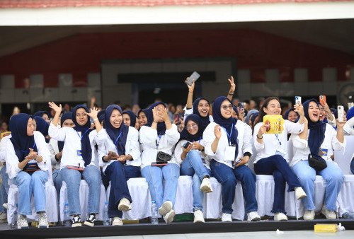 'Mamah Muda' Curi Perhatian Jokowi di Tengah 5.000 Nasabah Mekaar Makassar