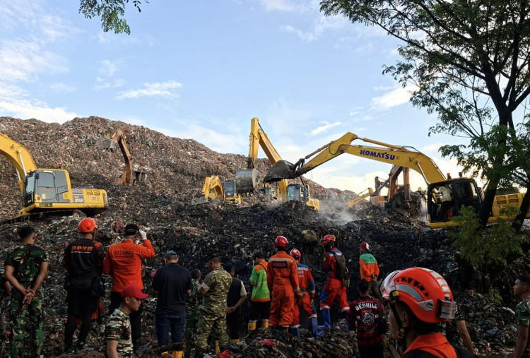 Cari 5 Korban Hilang Tertimbun Sampah Bantargebang, Tim SAR Kerahkan 20 Beko