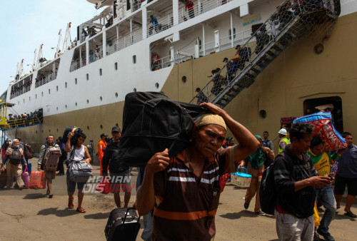 Sejumlah warga dari Makassar dan Papua turun dari Kapal Motor (KM) Gunung Dempo yang bersandar di Dermaga Jamrud Utara, Pelabuhan Tanjung Perak, Surabaya, Jawa Timur, Jumat (14/4/2023). Pelni mencatat Kapal Motor (KM) Gunung Dempo yang berkapasitas 4.000 orang dari Papua dan Makassar tiba di Surabaya dengan mengangkut sekitar 3.667 orang pemudik. Diprediksi puncak arus mudik moda angkutan laut di pelabuhan tersebut terjadi pada H-2 Lebaran 2023 yaitu pada 19 April 2023. (foto: Julian Romadhon)