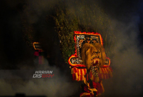 Penari barong Reog Ponorogo Purbaya menunjukan aksinya di panggung terbuka Taman Budaya Jawa Timur, Jumat (14/10/2022). Gelar Seni Purnama Reog Ponorogo tersebut bertemakan The Land of Reognesia dengan mempererat jaringan komunitas reog.