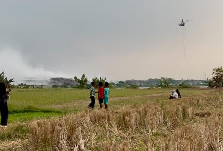 Healing Tipis-tipis di Tengah Musibah, Warga Ramai Nonton Helikopter Pemadam TPA Jatiwaringin