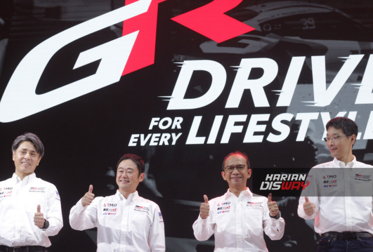 Presiden Direktur PT Toyota-Astra Motor (TAM) Takuya Yokohama (kedua kiri) bersama jajaran direksi TAM, Bansar Maduma (kedua kanan), Hiroyuki Oide (kiri), dan Satoshi Tanaka (kanan), usai Toyota Gazoo Racing Press Conference pada penyelenggaraan GIIAS 2026 di booth Toyota, Jumat (31/7). Toyota memanfaatkan ajang tersebut untuk memperkenalkan Land Cruiser 300 Hybrid sekaligus mengumpulkan masukan dari konsumen dan jaringan dealer sebagai bekal strategi peluncuran Land Cruiser FJ.