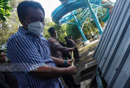 Petugas polisi melakukan pemasangan police line di Waterpark Kenjeran, Surabaya, Jawa Timur, Sabtu (7/5). Sebanyak 16 pengunjung jadi korban ambrolnya seluncur air kolam renang Kenpark (Kenjeran Park) kritis dan sebagian tak sadarkan diri akibat jatuh dari ketinggian 10 meter. Saat ini korban dilarikan ke RS Dr. Soetomo Surabaya dan RS Dr. Mohamad Soewandhie Surabaya. Foto Julian Romdhon 
