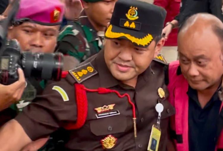 Tampang Lesu Dadan Hindayana Pakai Rompi Pink Kejagung Usai Dicopot dari BGN