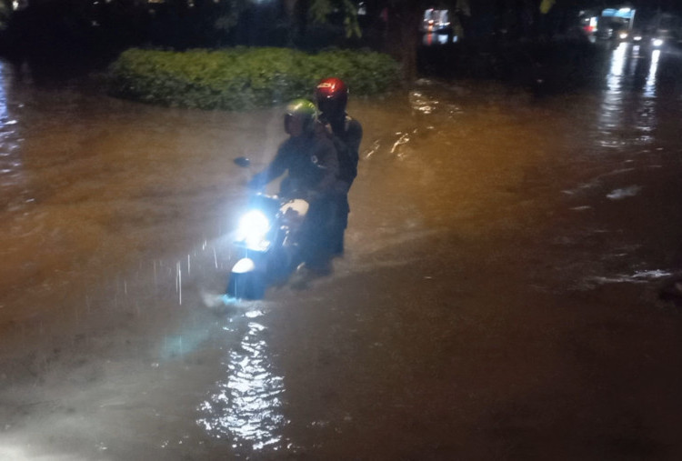 Jalan Menuju Terminal Kargo Bandara Soekarno-Hatta Seperti Empang Usai Hujan Deras