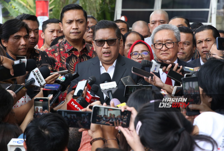 Sekjen PDI Perjuangan itu kemudian meninggalkan Gedung Merah Putih KPK dengan didampingi oleh kuasa hukumnya, Ronny Talapessy dan Maqdir Ismail, menggunakan bus berkelir merah putih.RAKA DENNY / HARIAN DISWAY