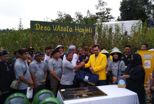 Universitas Indonesia Bersama Kemenparekraf Donasikan Peralatan K3 di Dewi Henjeli Sukabumi