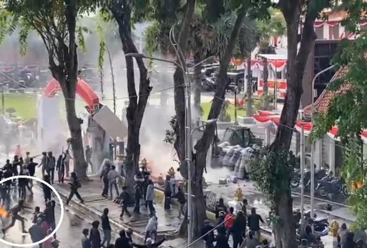 Demo Depan Grahadi Ricuh: Letupan Diduga Molotov hingga Petasan Bersahutan di Grahadi Surabaya