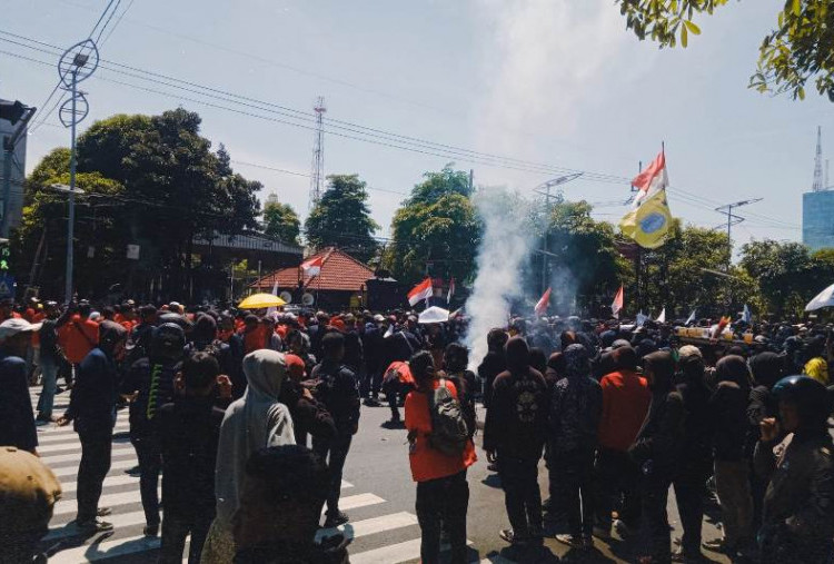 Aksi Demo Mulai Lagi di Surabaya, Flare Mulai Dinyalakan