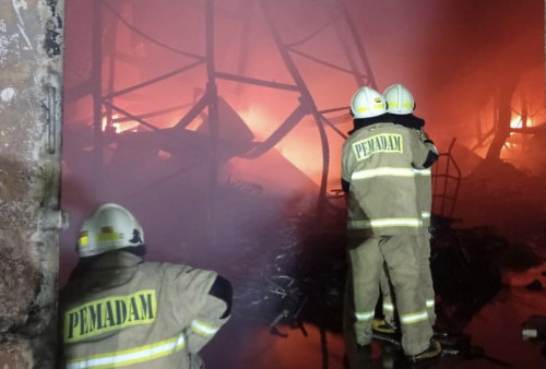 Gudang Pabrik Biskuit Terbakar di Cengkareng, 75 Personil Damkar Dikerahkan