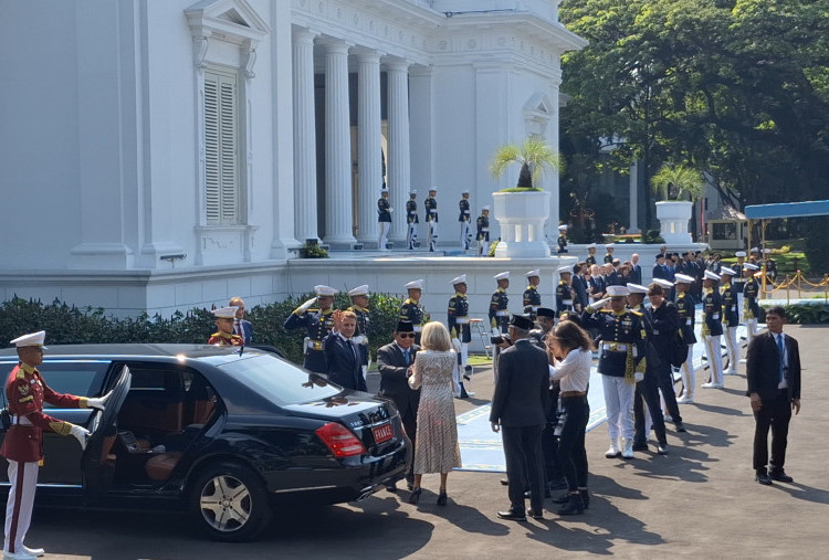 Presiden Macron dan Istri Tiba di Istana Negara, Prabowo Beri Pelukan Hangat