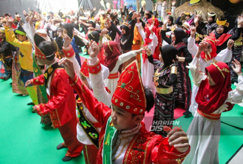 Festival budaya ke-5 ini diikuti sekitar 550 siswa dengan memperkenalkan budaya Indonesia Timur mulai dari Pakaian adat, Senjata tradisional, Makanan khas, dan Rumah adat yang ditampilkan dalam bentuk miniatur di halaman sekolah. (Moch Sahirol/Harian Disway)
