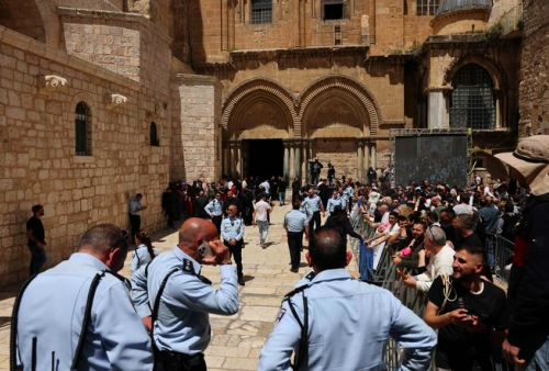 Setelah Al Aqsa, Polisi Israel Serang Jamaah Gereja Holy Sepulchre