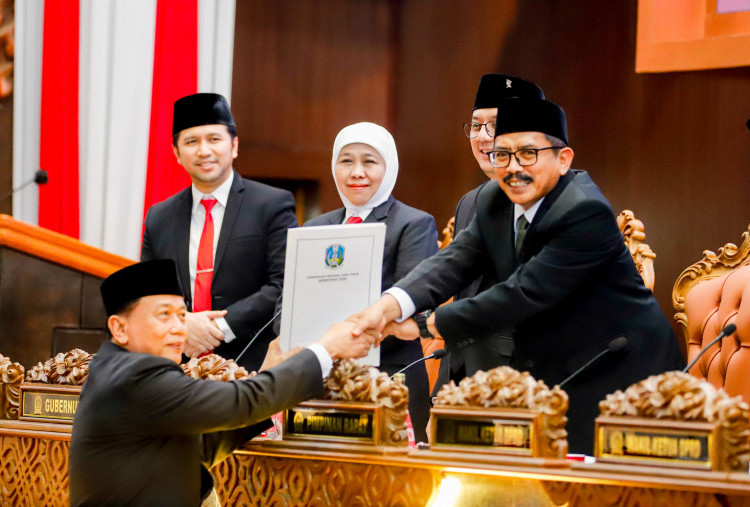 Khofifah dan DPRD Jatim Sepakati P-APBD 2025: Fokus pada Belanja Wajib dan Pendidikan