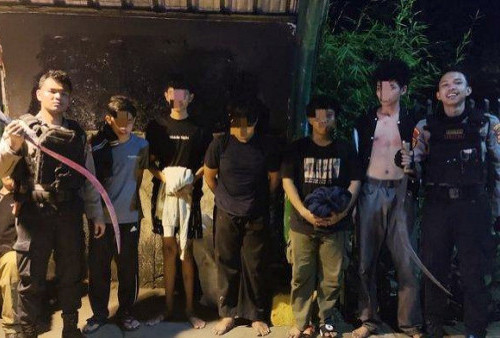 Patroli Presisi Polres Metro Jakarta Selatan Menangkap Enam Pemuda Pembawa Senjata Tajam di Pasar Minggu