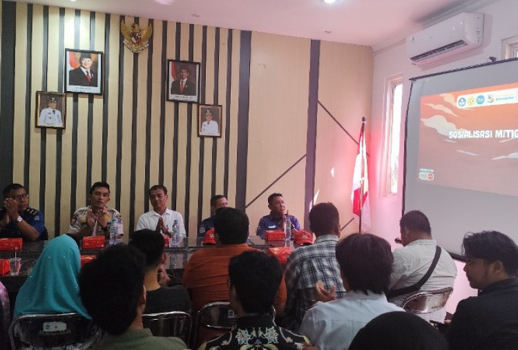 Gandeng Damkar, Mahasiswa KKN Gelar Sosialisasi Tanggap Kebakaran di Kelurahan Gunung Anyar