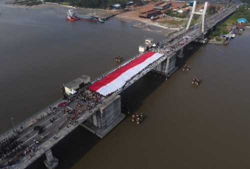 Bendera Merah Putih Raksasa Selimuti Jembatan Emas, Pangkalpinang di Hari Lahirnya Pancasila