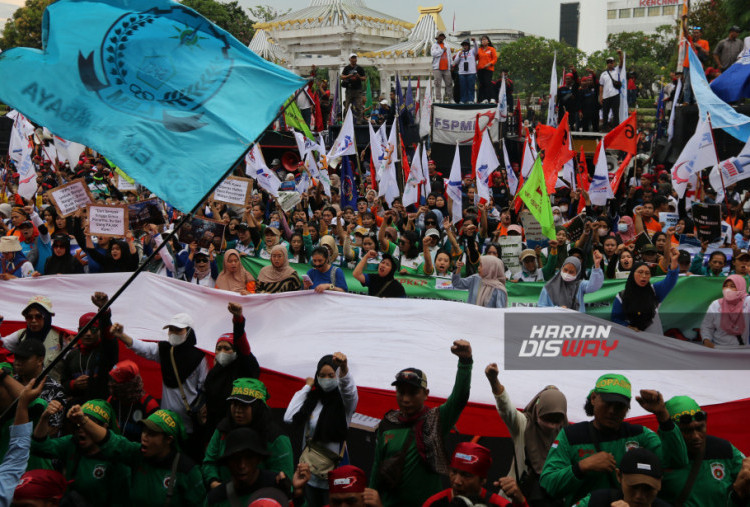 Dalam orasinya, massa menolak sejumlah wacana aturan yang dinilai terlalu menekan industri, seperti pembatasan kadar nikotin dan tar, penyeragaman kemasan rokok, hingga pembatasan bahan tambahan. Mereka menilai kebijakan turunan dari Peraturan Pemerintah Nomor 28 Tahun 2024 berpotensi memicu gelombang pengurangan tenaga kerja jika diterapkan tanpa kajian menyeluruh.