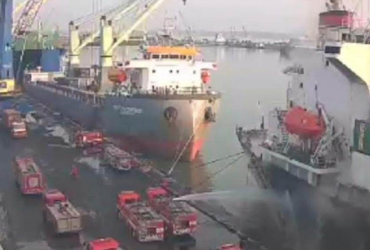 Percikan Api di Kapal Verizon Tanjung Perak Padam, Operasional Pelabuhan Surabaya Kembali Normal