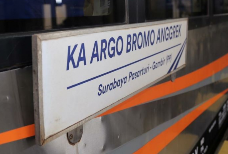 KA Argo Bromo Anggrek Tabrak Avanza di Grobogan, 4 Orang Tewas