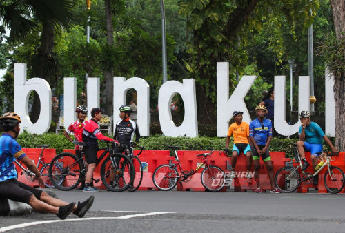 Hari Bebas Kendaraan Bermotor di Jalan Darmo, Surabaya, bukan hanya menjadi ajang olahraga dan rekreasi, tetapi juga menjadi kesempatan untuk menikmati keindahan kota dengan suasana yang lebih tenang dan damai. Meskipun sepi, namun semangat bersepeda dan berfoto tetap terjaga, menunjukkan bahwa kegiatan ini tetap menjadi bagian penting dari budaya masyarakat setempat. (Julian Romadhon/ Harian Disway)