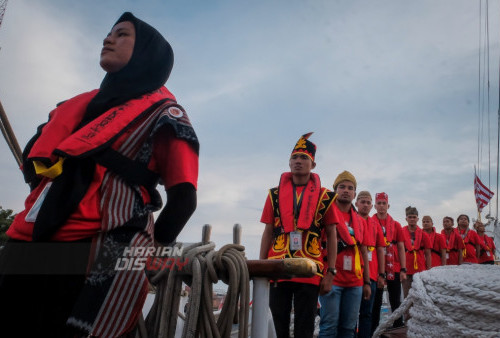 Sejumlah Peserta Laskar Rempah menaiki KRI Dewaruci dalam rangka Muhibah Budaya Jalur Rempah 2022 di Koarmada II Surabaya, Jawa Timur, Rabu, 1 Juni 2022. Muhibah Budaya merupakan suatu kegiatan bagian dari Program Jalur Rempah di tempat pertemuan pelaku budaya lintas daerah sebagai wahana diplomasi dan roadshow Jalur Rempah yang bekerja sama dengan TNI Angkatan Laut melalui pelayaran selama 32 hari dengan menggunakan KRI Dewaruci unsur Satban Koarmada II. Foto: Faizal Pamingkas
