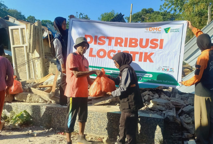 Tempuh Jalur Laut, Dompet Dhuafa Salurkan Bantuan Sembako Bagi Penyintas Gempa di Pulau Palue
