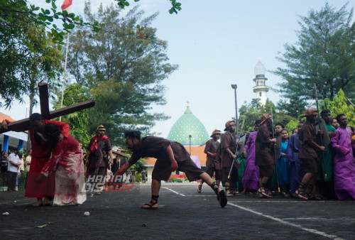 Sejumlah umat Kristiani melakukan visualisasi jalan salib saat peringatan Jumat Agung di Gereja Katolik St Mikael, Surabaya, Jawa Timur, Jumat (7/4/2023). Prosesi yang menceritakan kesengsaraan Yesus hingga wafatnya tersebut merupakan rangkaian perayaan Tri Hari Suci Paskah (Kebangkitan Yesus). (foto: Julian Romadhon)