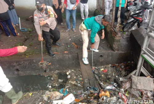 Sambut HUT Bhayangkara, Bhabinkamtibmas bersama Warga Panjang Utara Bersihkan Sampah