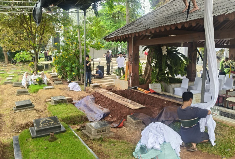 Penampakan Peristirahatan Terakhir Guruh Soekarnoputra di TPU Karet Bivak, Berada Disamping Fatmawati