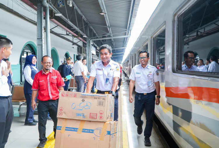 Kompensasi Kereta Terlambat, Pegawai KAI Terjun Jadi Porter Gratis di Pasar Senen