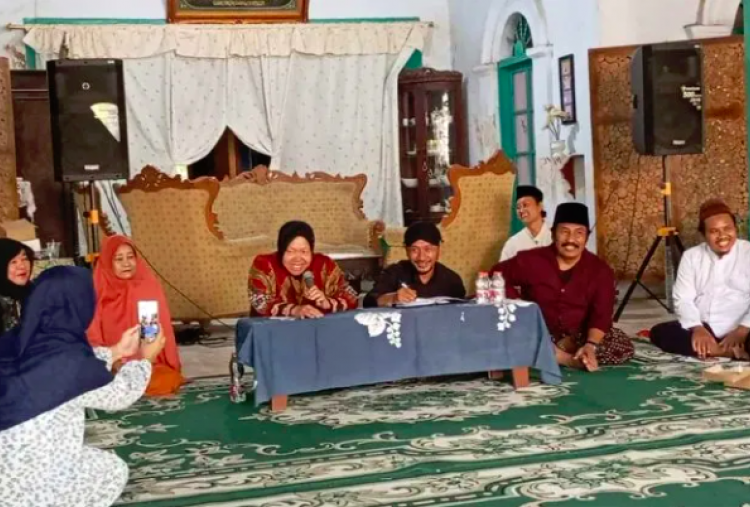 Risma Jelaskan Program Kewirausahaan di Pesantren Al Manshur Tulungagung